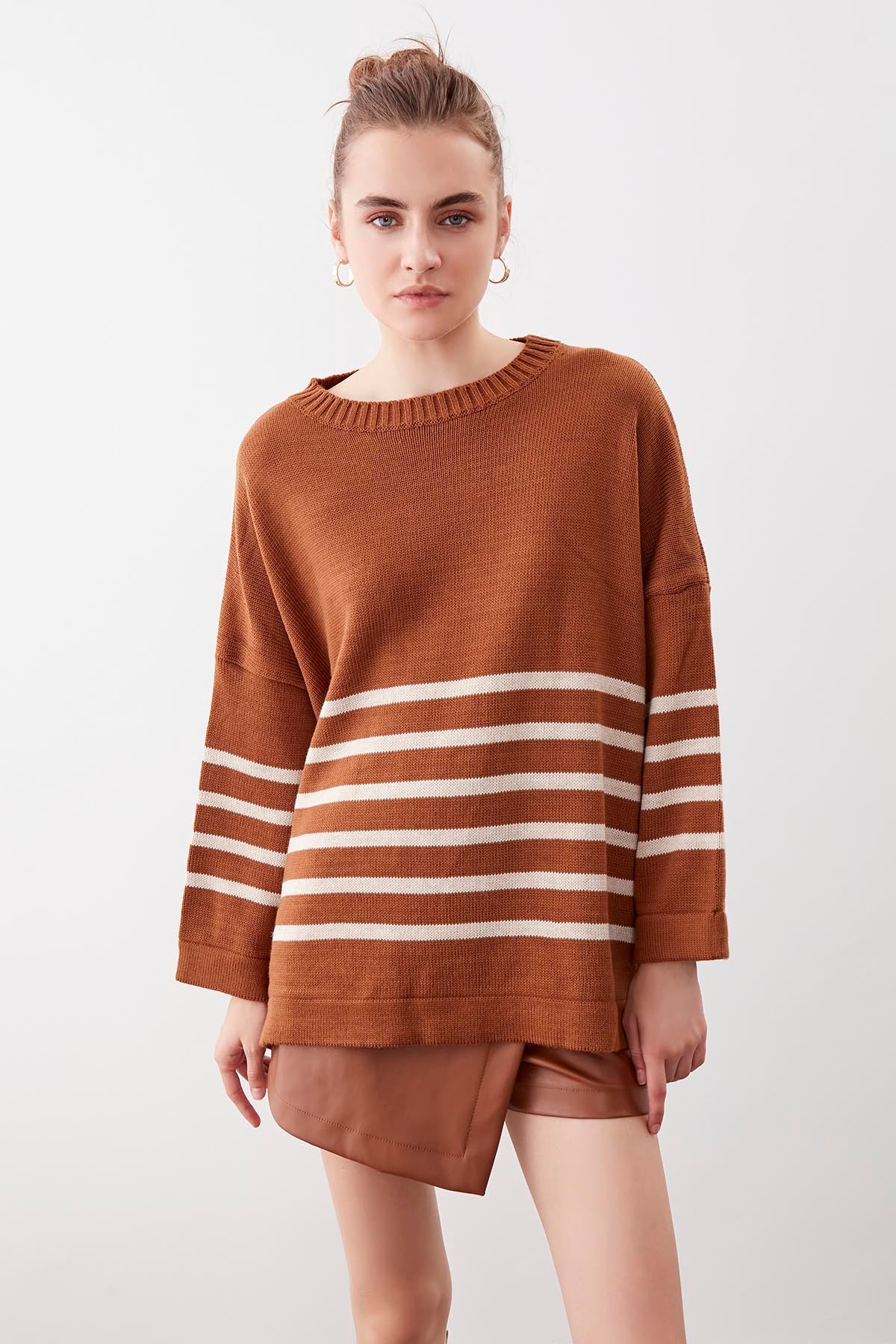 COMFY SWEATER WITH ROUND COLLAR LINES