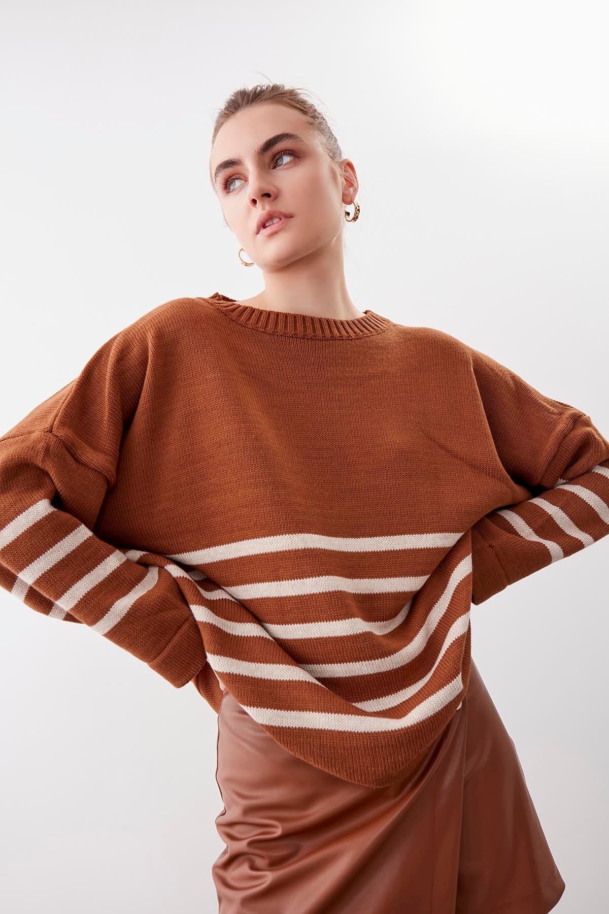 COMFY SWEATER WITH ROUND COLLAR LINES