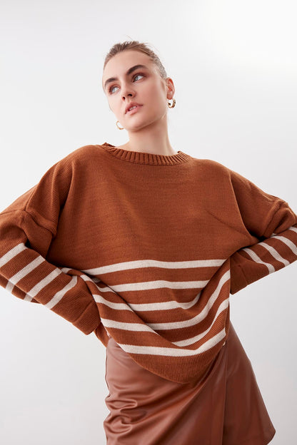 COMFY SWEATER WITH ROUND COLLAR LINES