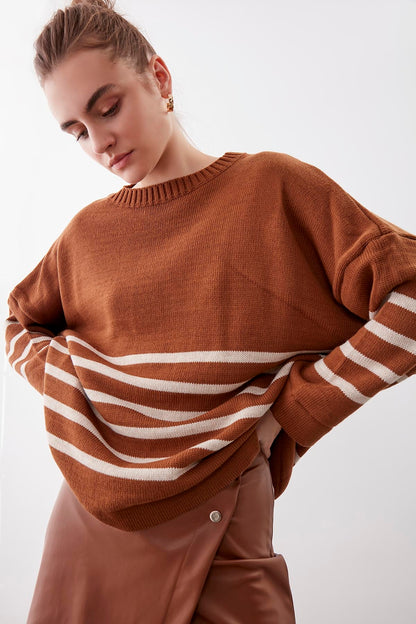 COMFY SWEATER WITH ROUND COLLAR LINES