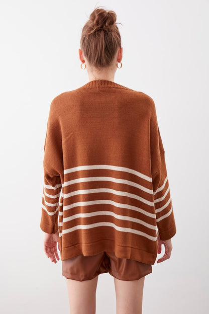 COMFY SWEATER WITH ROUND COLLAR LINES