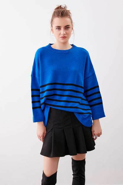 COMFY SWEATER WITH ROUND COLLAR LINES