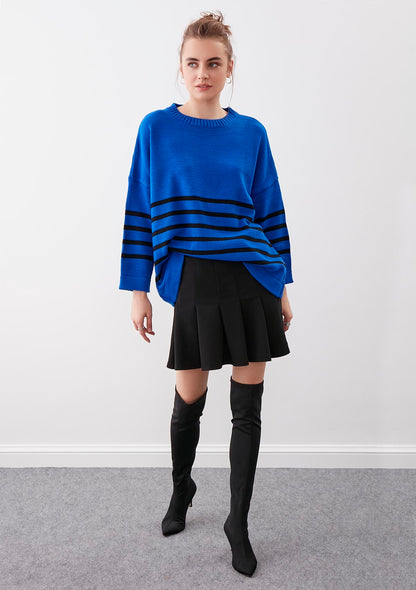 COMFY SWEATER WITH ROUND COLLAR LINES