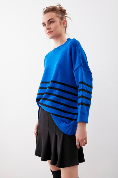 COMFY SWEATER WITH ROUND COLLAR LINES