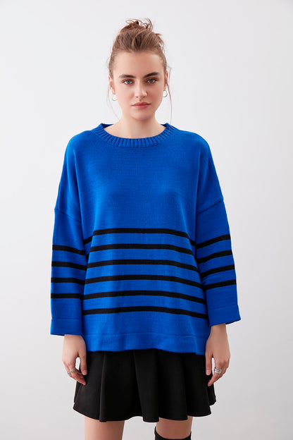 COMFY SWEATER WITH ROUND COLLAR LINES