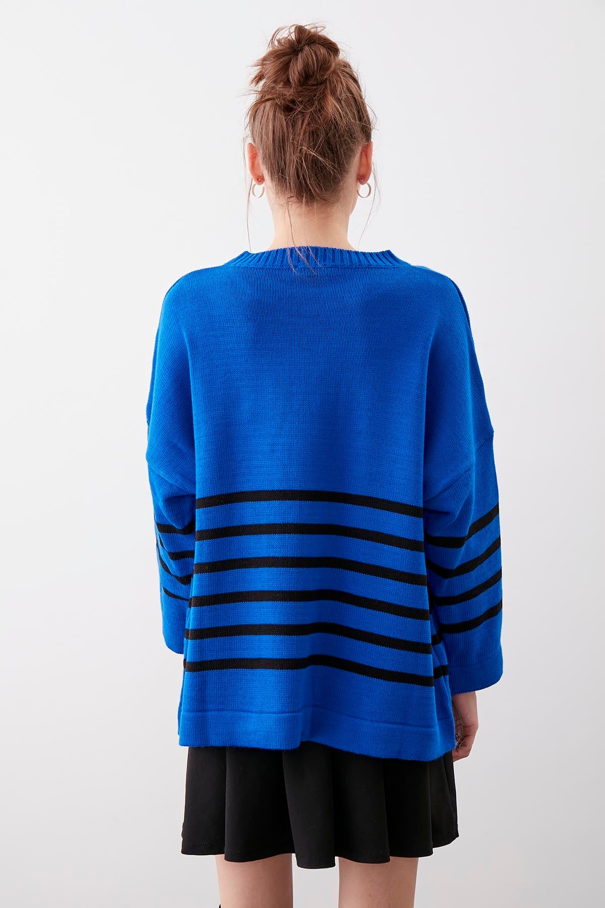 COMFY SWEATER WITH ROUND COLLAR LINES