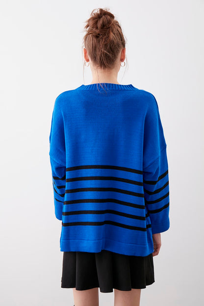 COMFY SWEATER WITH ROUND COLLAR LINES