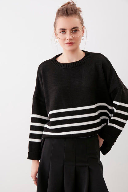COMFY SWEATER WITH ROUND COLLAR LINES