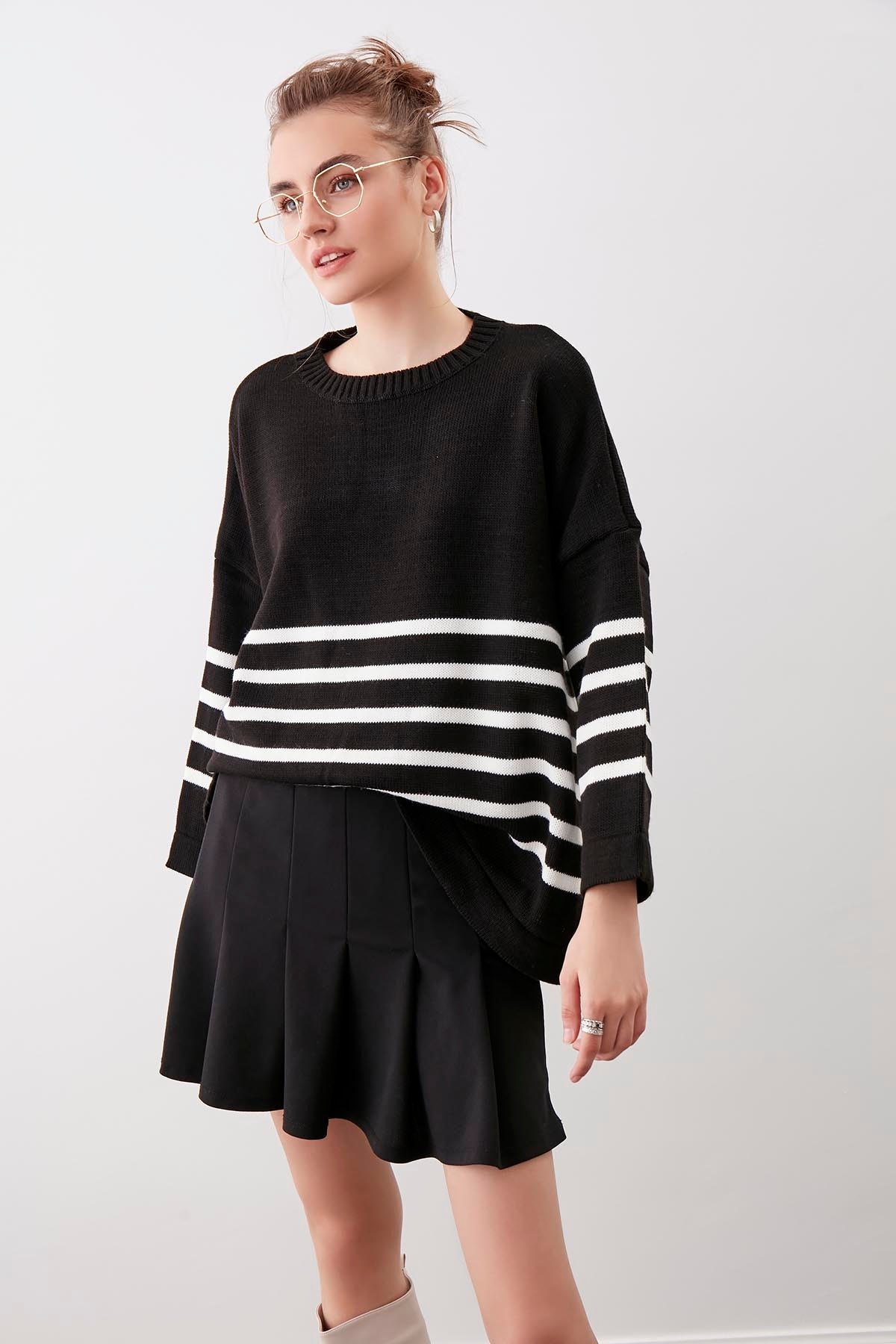 COMFY SWEATER WITH ROUND COLLAR LINES