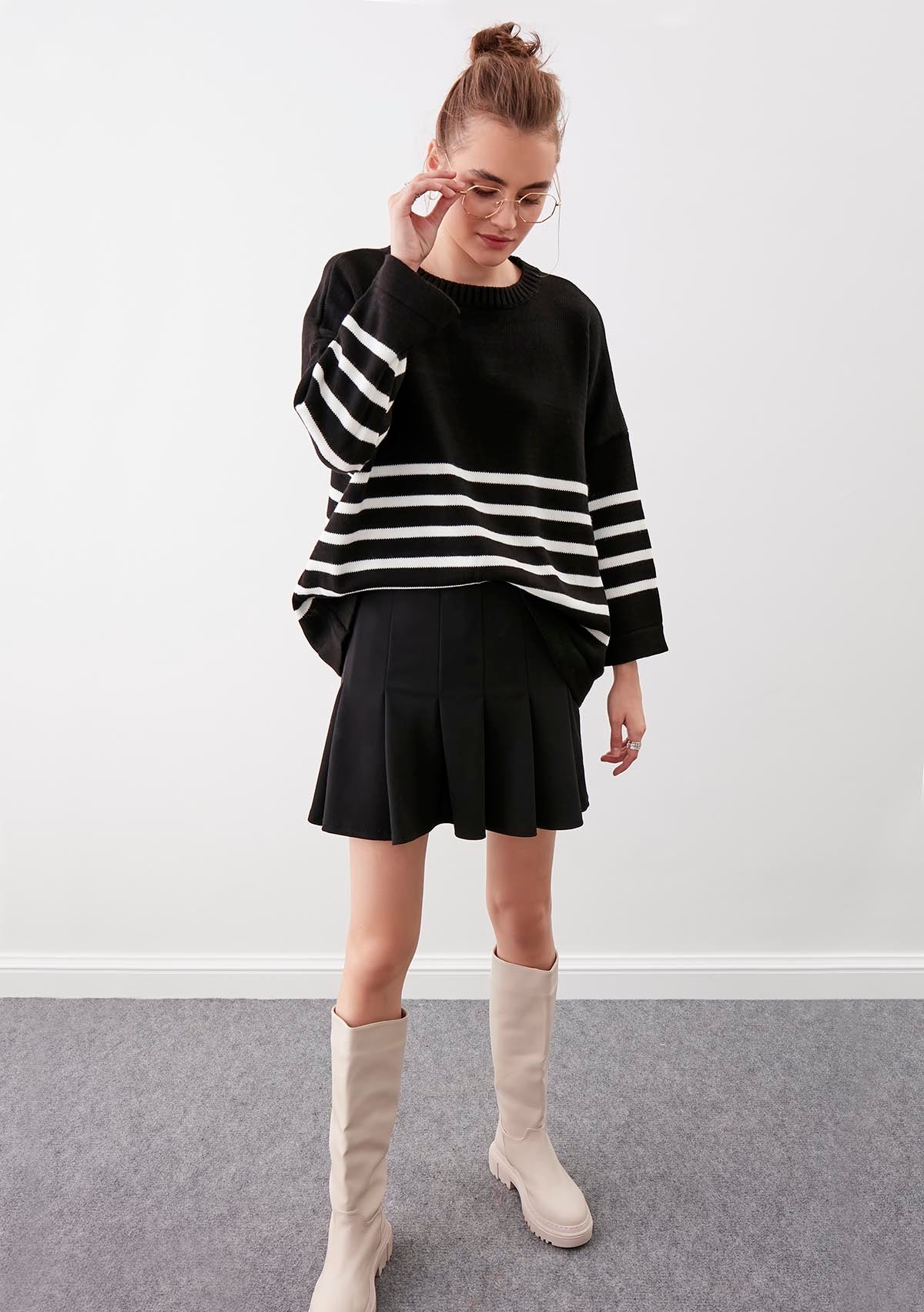 COMFY SWEATER WITH ROUND COLLAR LINES