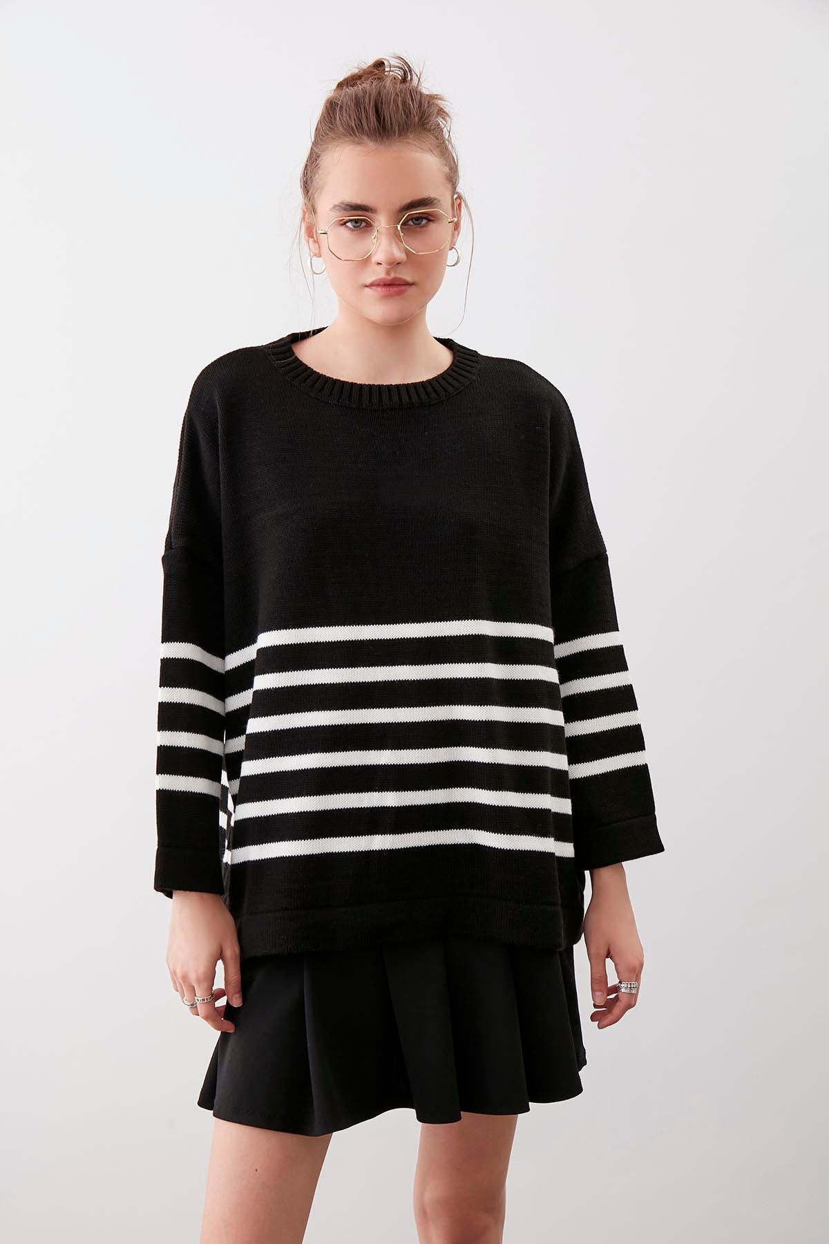 COMFY SWEATER WITH ROUND COLLAR LINES