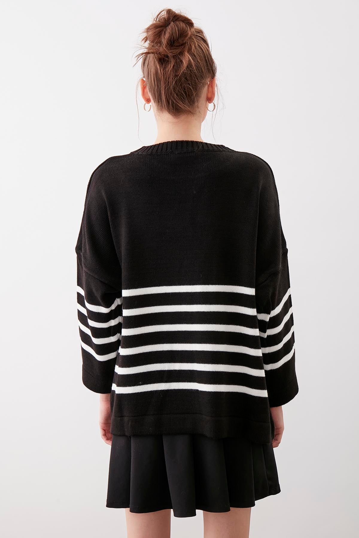 COMFY SWEATER WITH ROUND COLLAR LINES