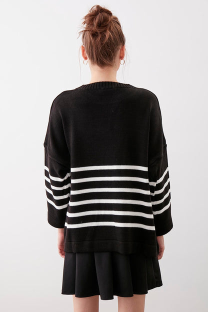 COMFY SWEATER WITH ROUND COLLAR LINES