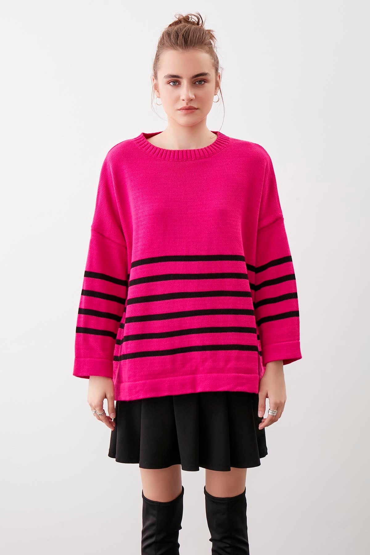 COMFY SWEATER WITH ROUND COLLAR LINES