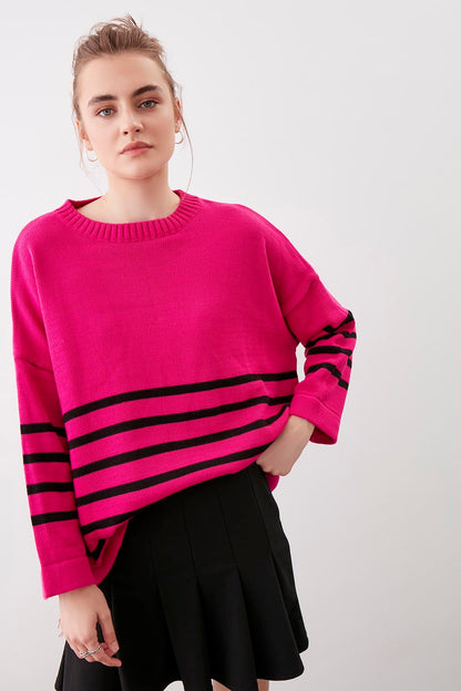 COMFY SWEATER WITH ROUND COLLAR LINES