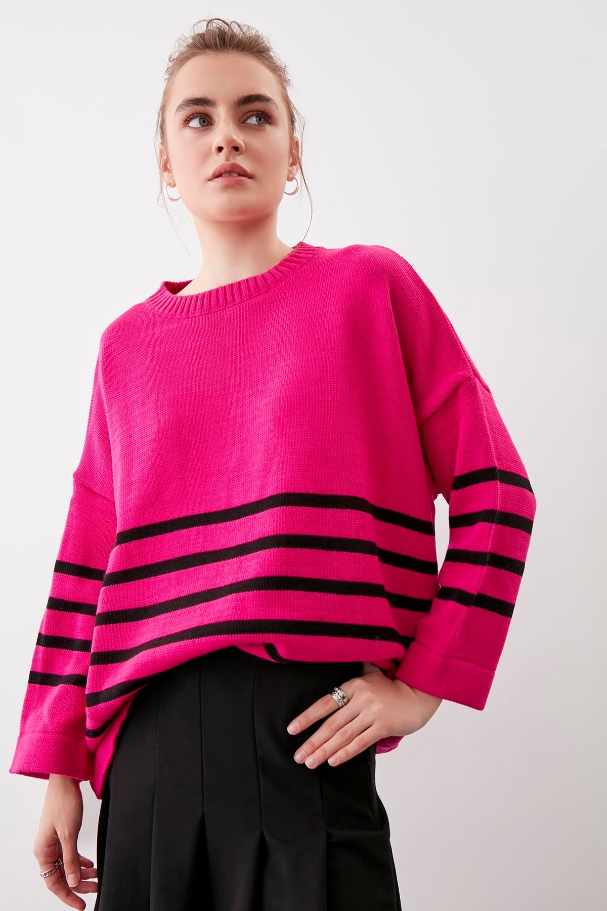 COMFY SWEATER WITH ROUND COLLAR LINES