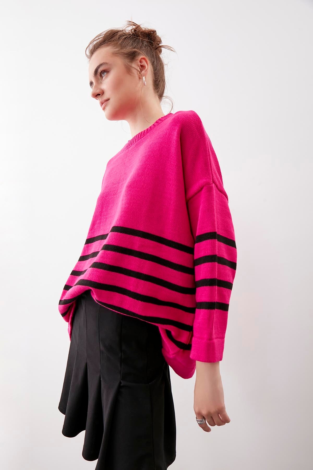 COMFY SWEATER WITH ROUND COLLAR LINES