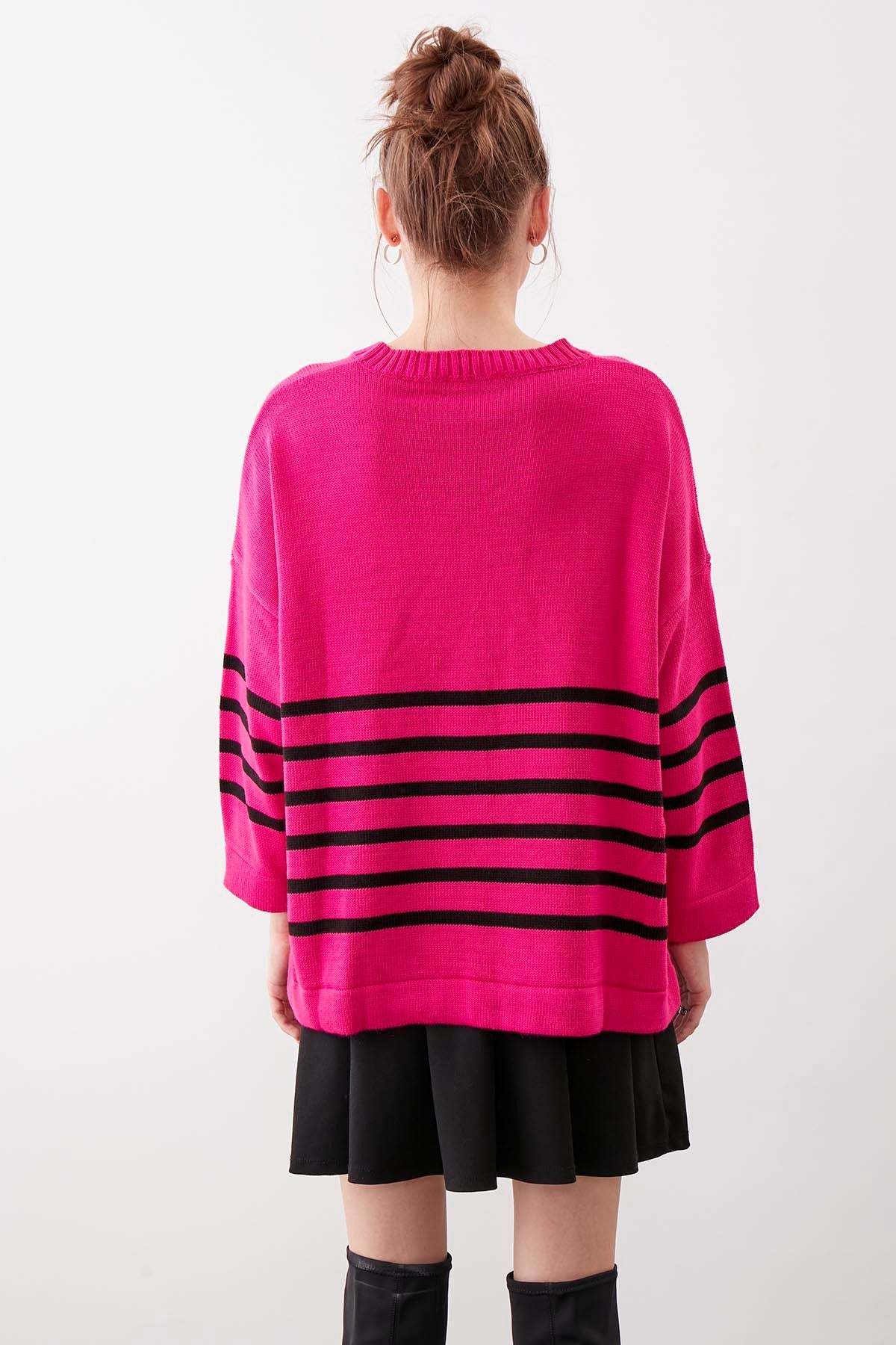 COMFY SWEATER WITH ROUND COLLAR LINES