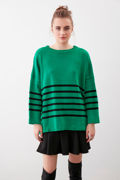 COMFY SWEATER WITH ROUND COLLAR LINES
