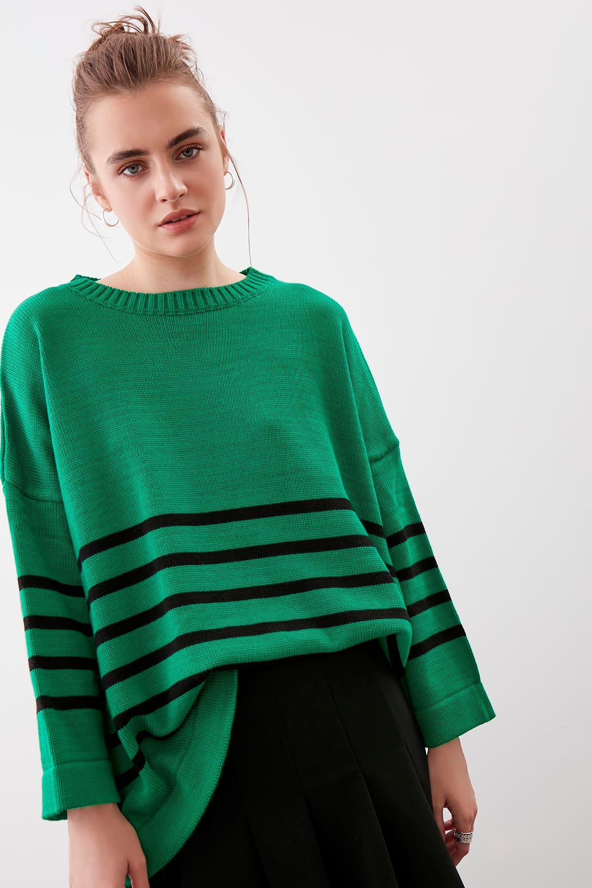 COMFY SWEATER WITH ROUND COLLAR LINES