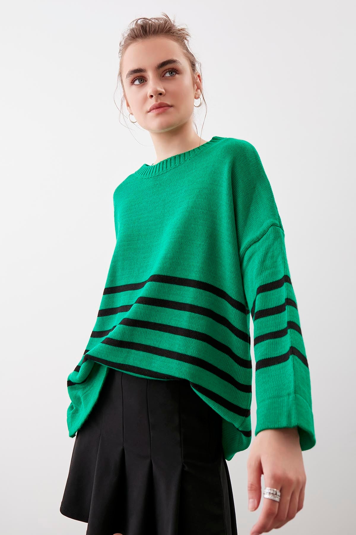 COMFY SWEATER WITH ROUND COLLAR LINES