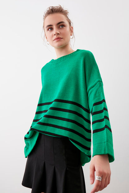 COMFY SWEATER WITH ROUND COLLAR LINES