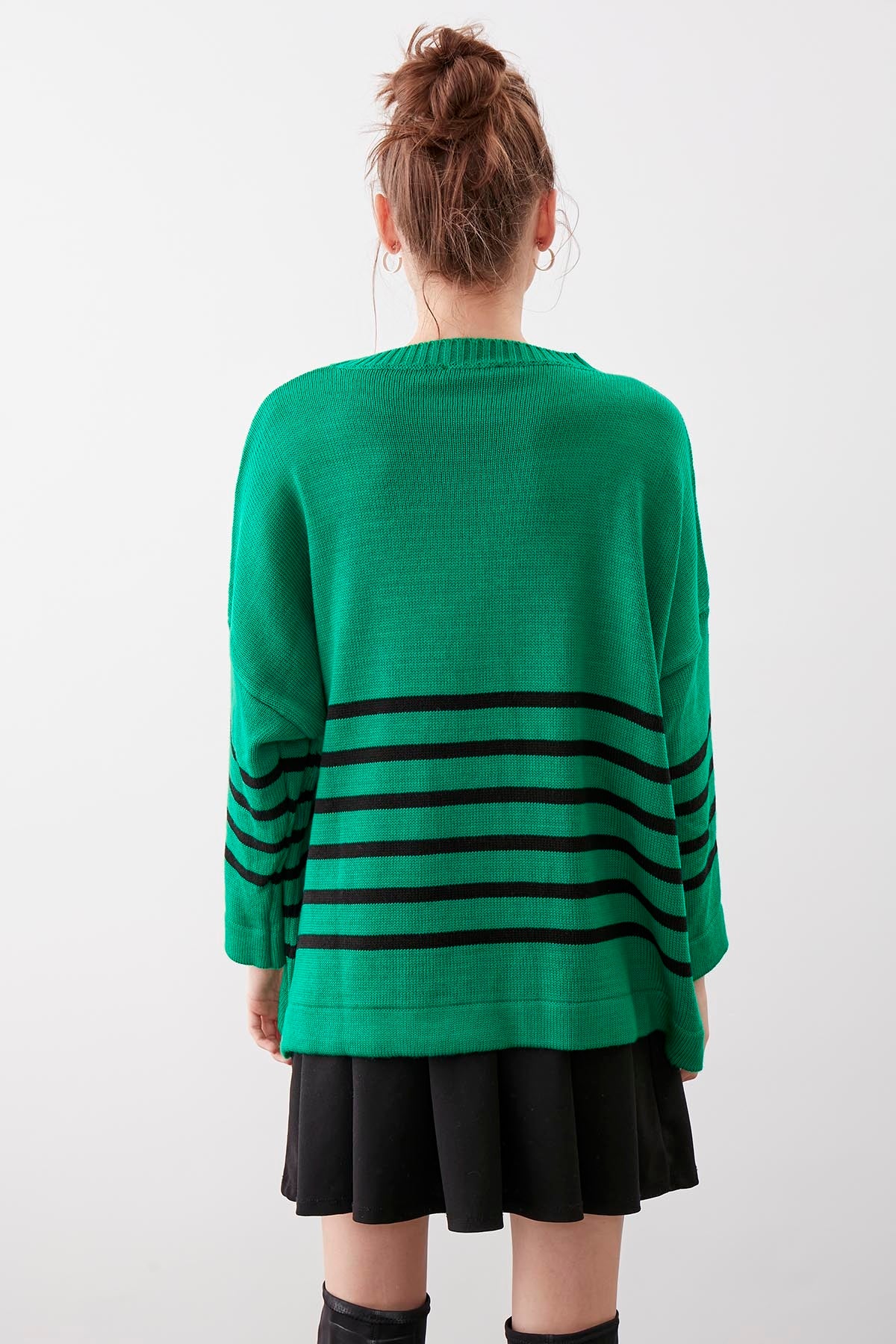 COMFY SWEATER WITH ROUND COLLAR LINES