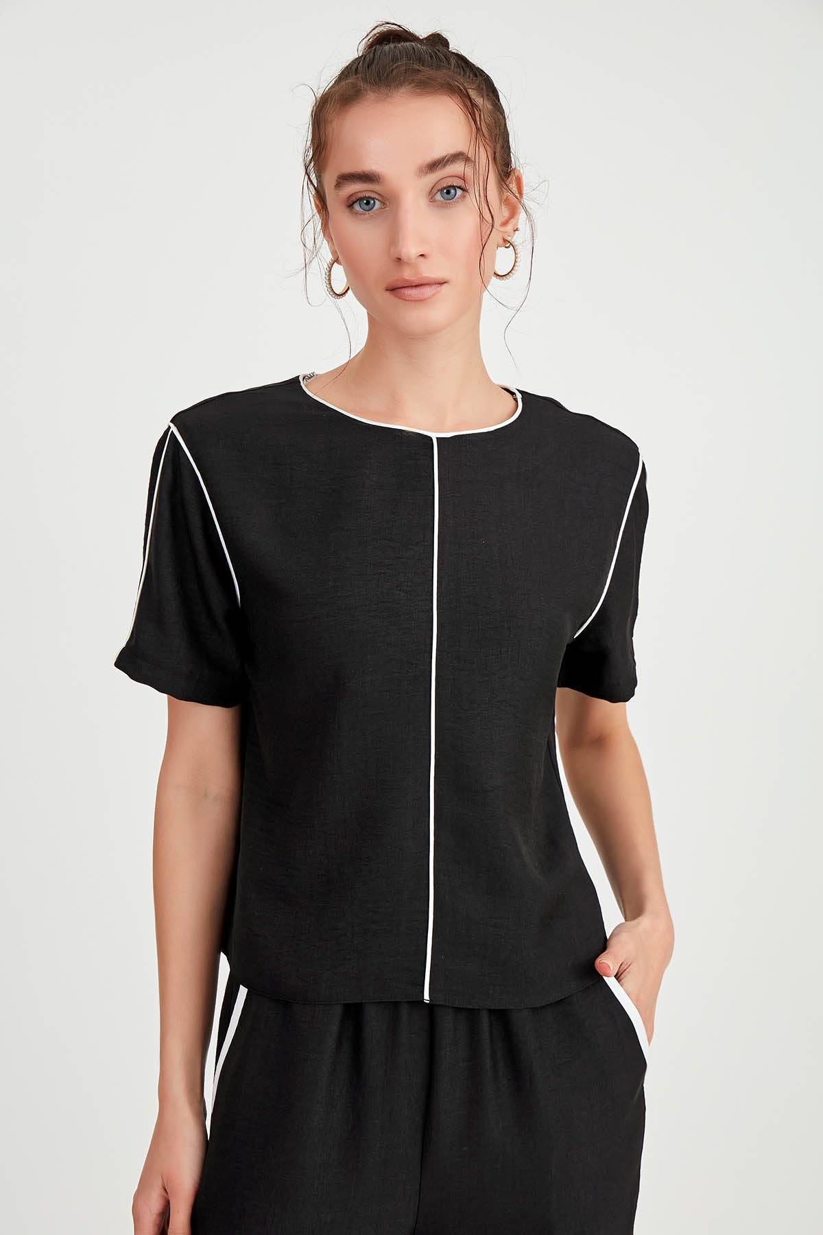 ROUND COLLAR STRIPE DETAILED BLOUSE