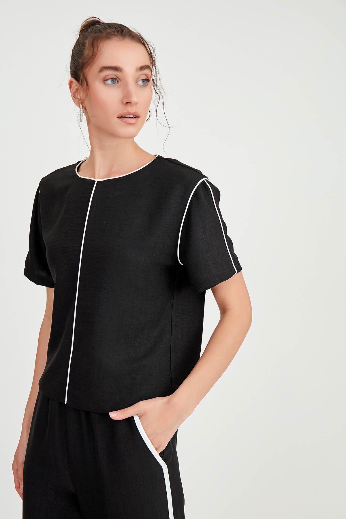 ROUND COLLAR STRIPE DETAILED BLOUSE